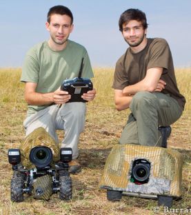 will-burrard-lucas-a-gauche-et-matt-burrard-lucas-a-droite-avec-deux-beetlecams-dans-la-reserve-naturelle-de-masai-mara-au-kenya-credit-photo-burrard-lucas_44238_w620-1